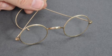 Mahatma Gandhi egyik jellegzetes szemüvegét árverezik el