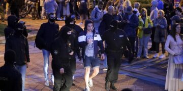 A minszki Függetlenség terén  megkezdték a rohamrendőrök a tüntetők oszlatását