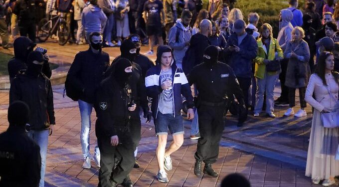 A minszki Függetlenség terén  megkezdték a rohamrendőrök a tüntetők oszlatását