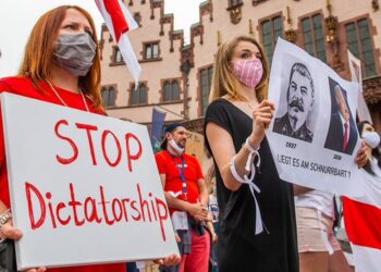 Több ezer tüntető vonult a hivatalos végeredmény közzétételét követően a minszki Függetlenség terére (videó)