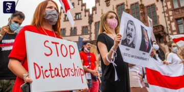 Több ezer tüntető vonult a hivatalos végeredmény közzétételét követően a minszki Függetlenség terére (videó)