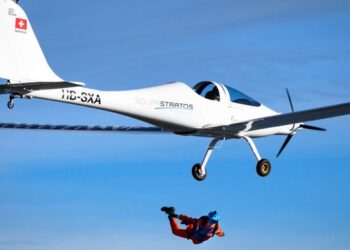 Napenergia által hajtott elektromos repülőről először hajtottak végre szabadesést (videó)