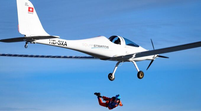 Napenergia által hajtott elektromos repülőről először hajtottak végre szabadesést (videó)