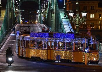 Elindult a fényvillamos Budapesten