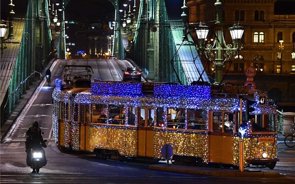Elindult a fényvillamos Budapesten