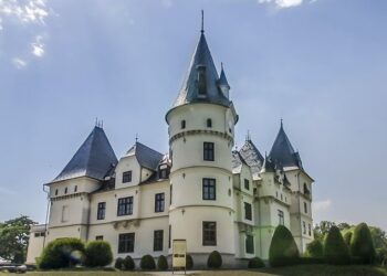 A tiszadobi Andrássy-kastély udvarán több mint háromezer éves bronzkori sírokat találtak