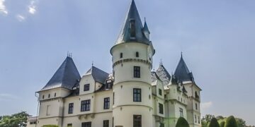 A tiszadobi Andrássy-kastély udvarán több mint háromezer éves bronzkori sírokat találtak