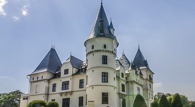 A tiszadobi Andrássy-kastély udvarán több mint háromezer éves bronzkori sírokat találtak