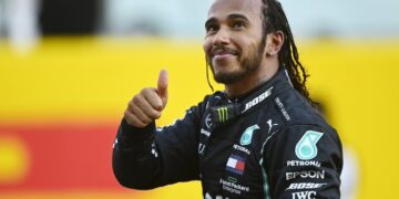 Hamilton beérte Schumachert, és növelte az előnyét