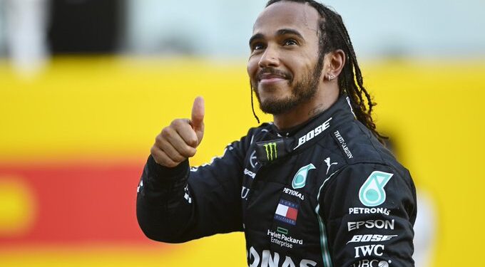 Hamilton beérte Schumachert, és növelte az előnyét