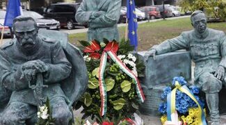 Szobrot állítottak Teleki Pálnak Krakkóban