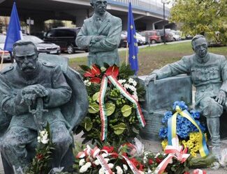 Szobrot állítottak Teleki Pálnak Krakkóban